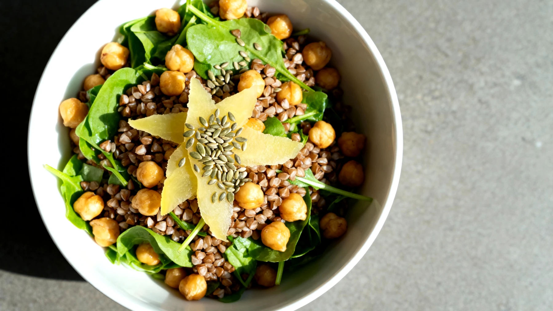 Buchweizen-Kichererbsen-Salat mit Hanfsamen und eingelegtem Ingwer"