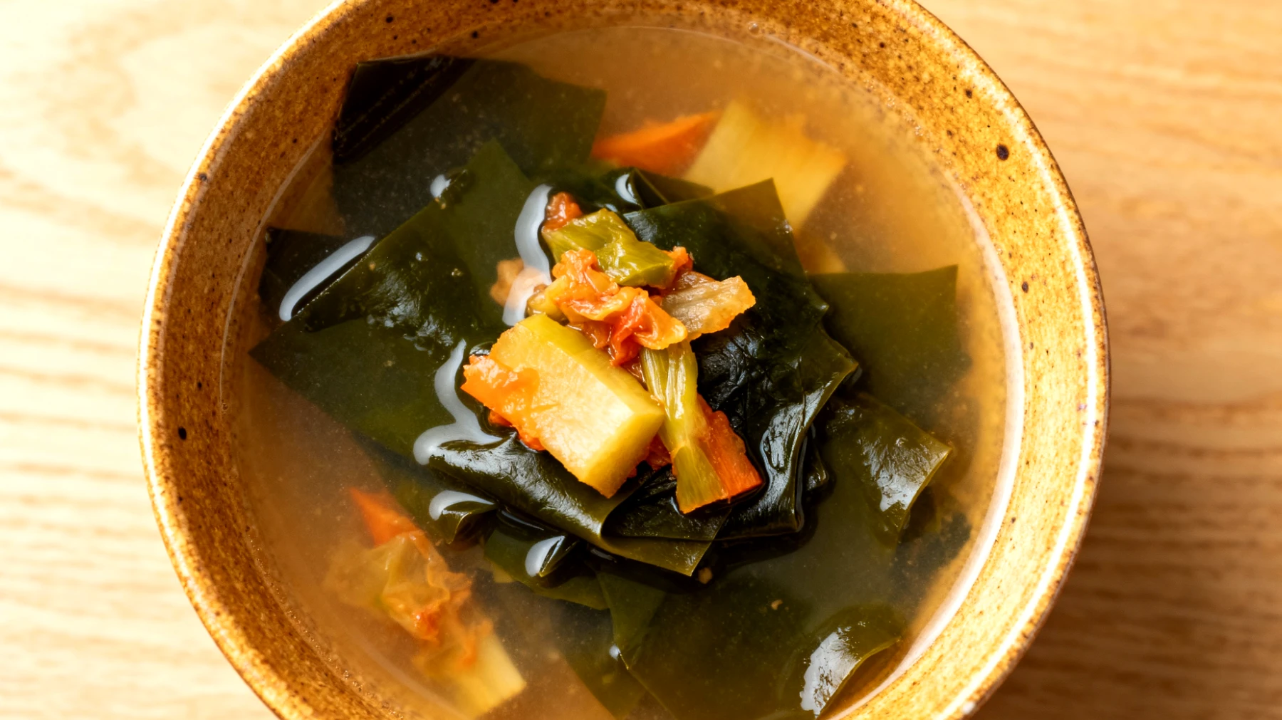 Miso-Suppe mit Algen (Wakame) und fermentiertem Gemüse"