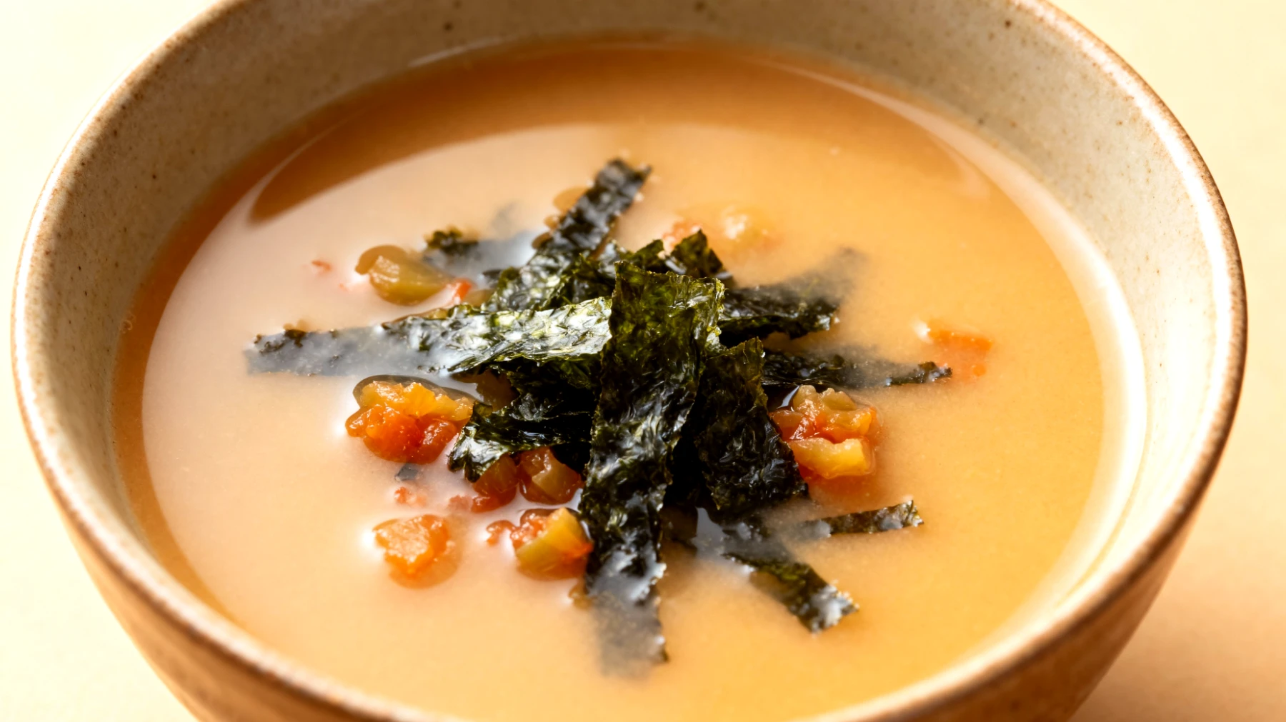 Miso-Suppe mit Wakame-Algen und fermentiertem Gemüse"