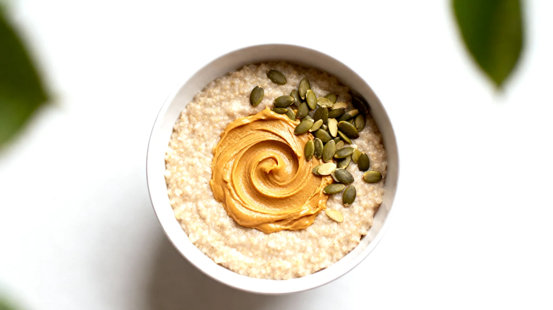 Amaranth-Porridge mit Kürbiskernen und Mandelmus"