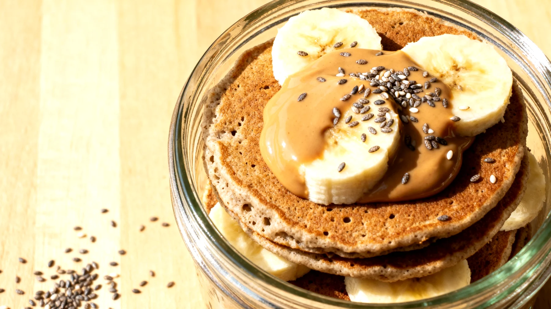 Buchweizen-Bananen-Pancakes mit Mandelbutter und Chiasamen (im Glas transportierbar)"