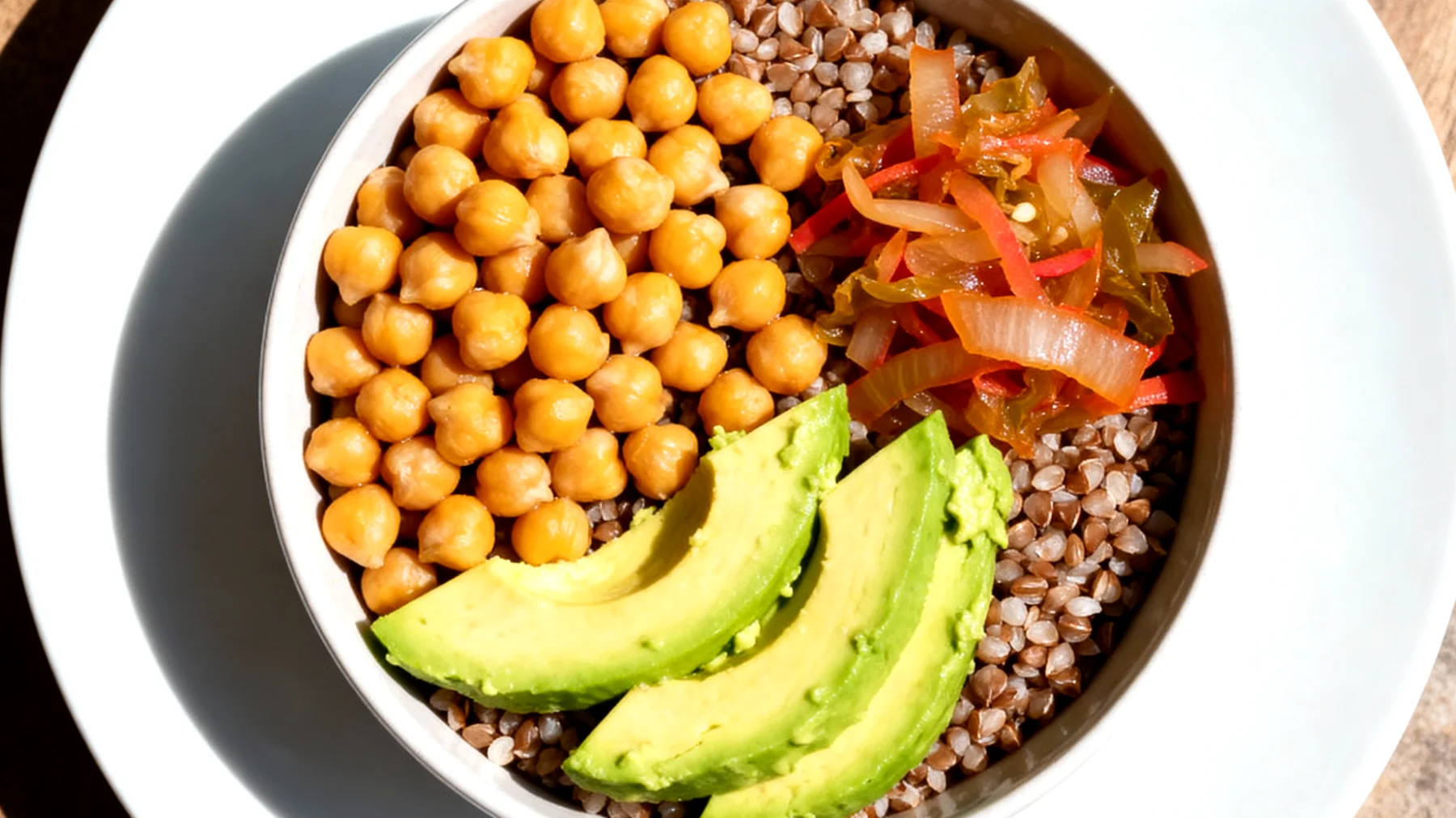 Buchweizen-Bowl mit Kichererbsen, Avocado und fermentiertem Gemüse"