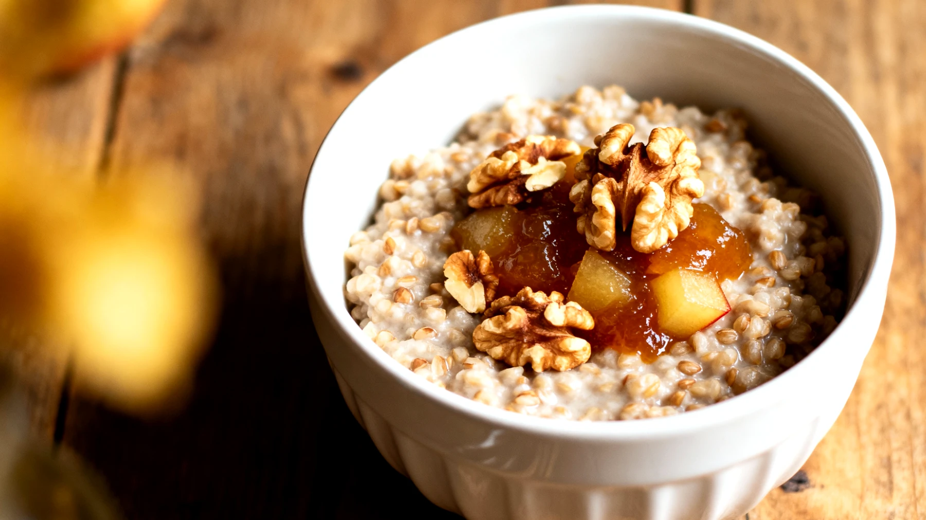 Buchweizen-Porridge mit gerösteten Walnüssen und Apfelkompott"