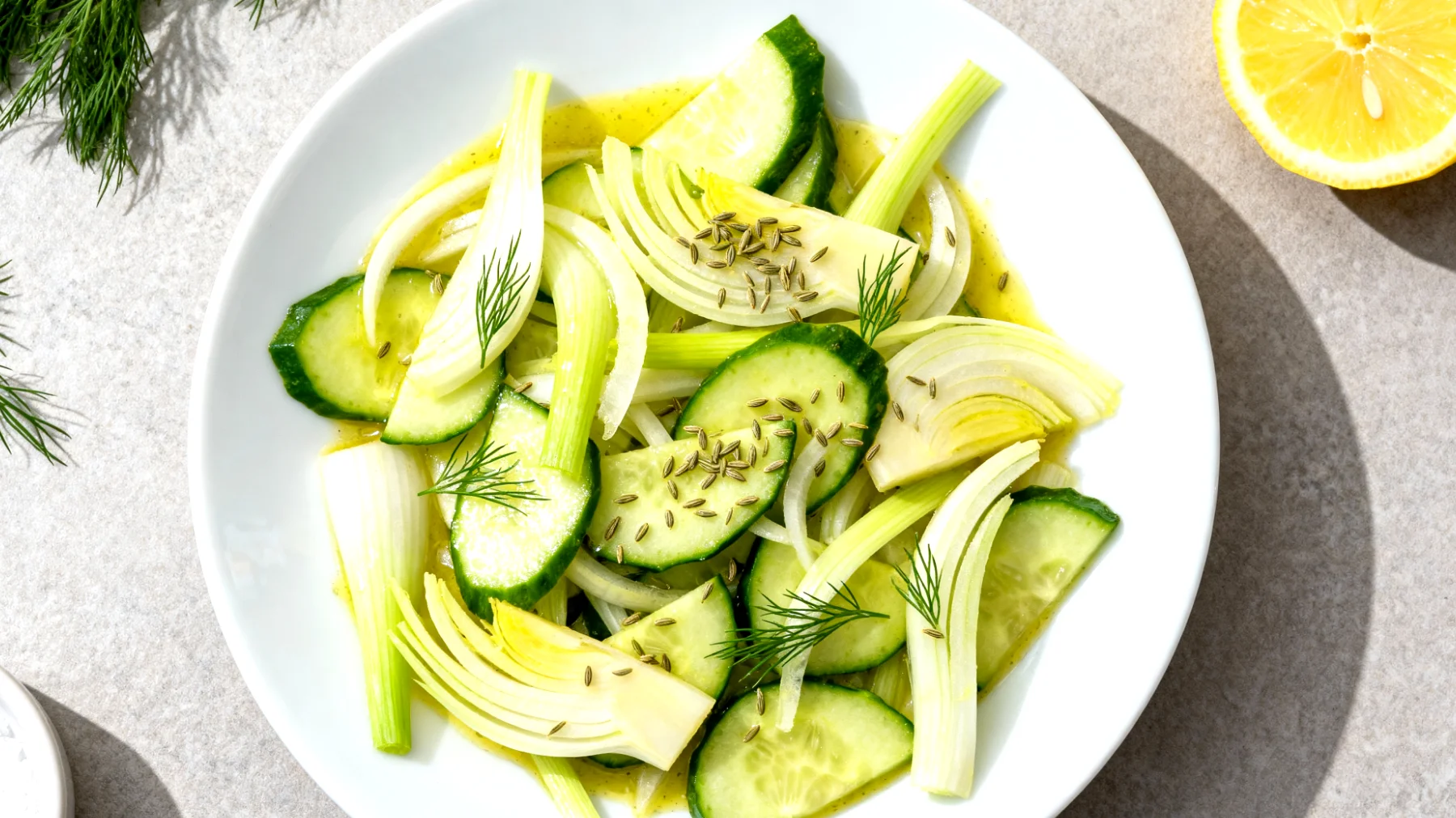 Fenchel-Gurken-Salat mit Zitrone und Dillsamen"