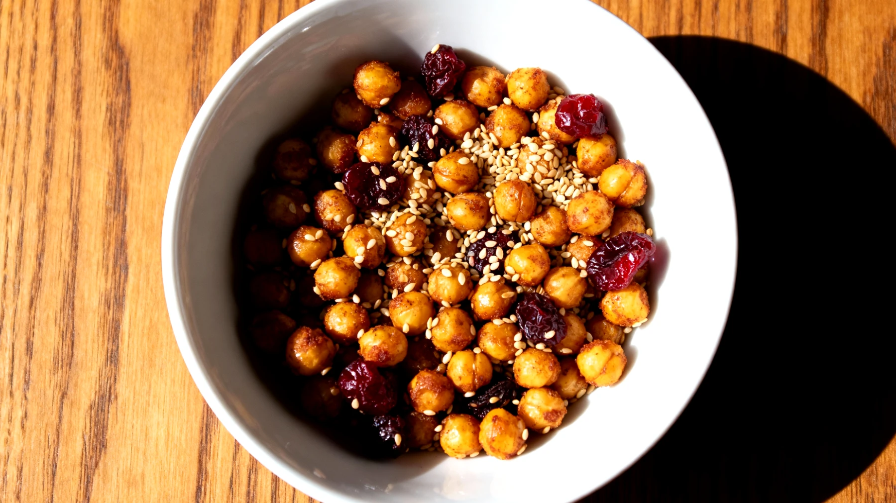Geröstete Kichererbsen mit Sesam und getrockneten Sauerkirschen"