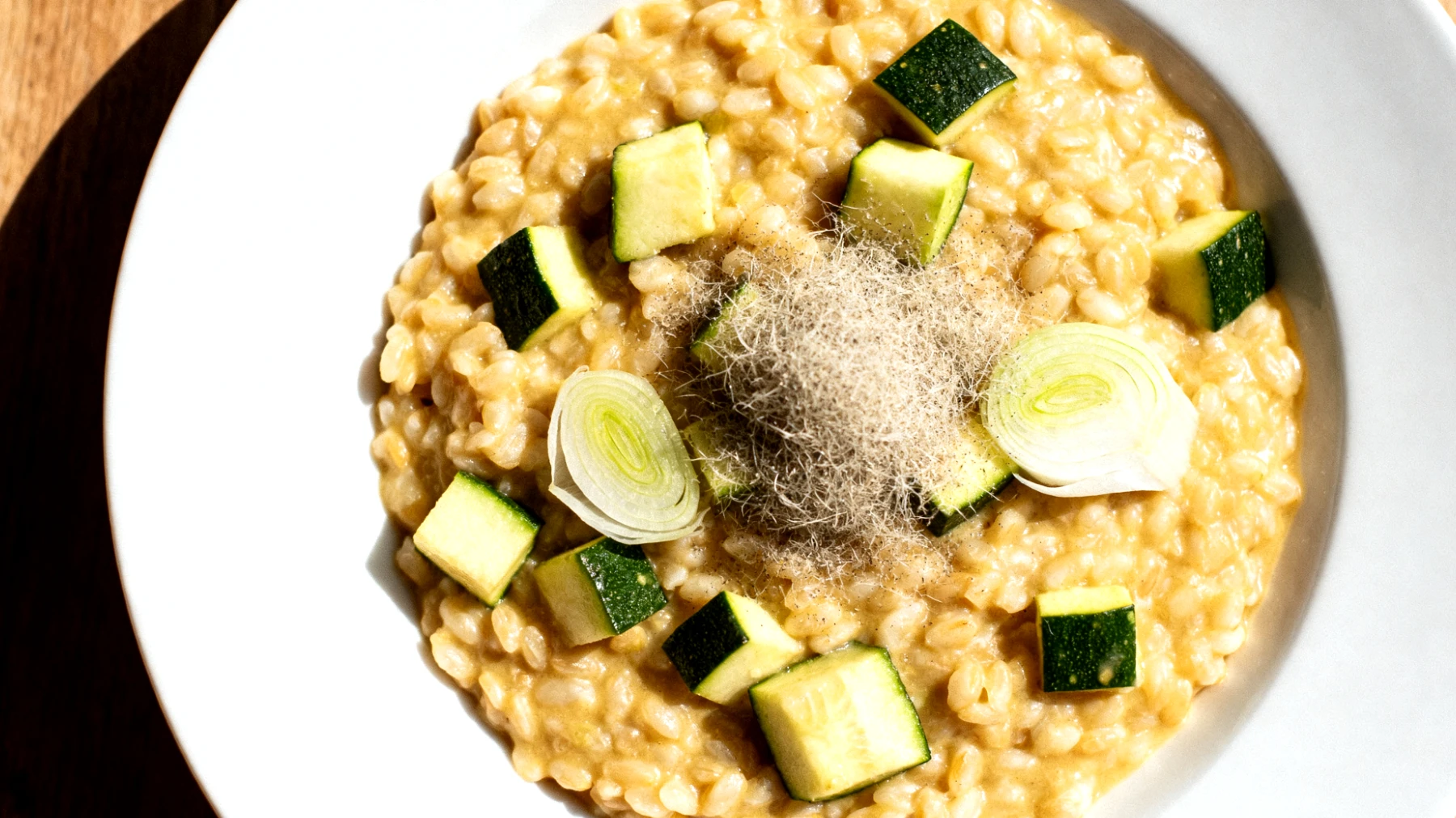 Gerstotto mit Zucchini, Fenchel und Flohsamenschalen"