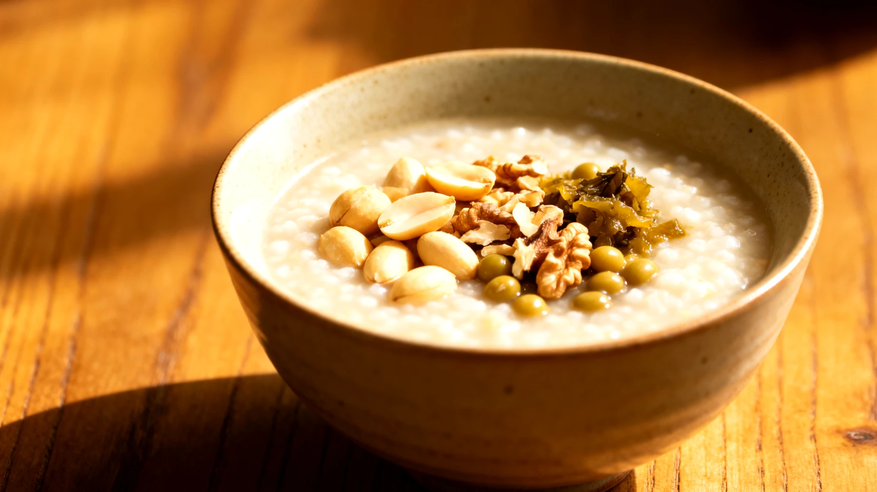 Ginkgo-Walnuss-Congee mit fermentierten Sojabohnen (Nattō)"
