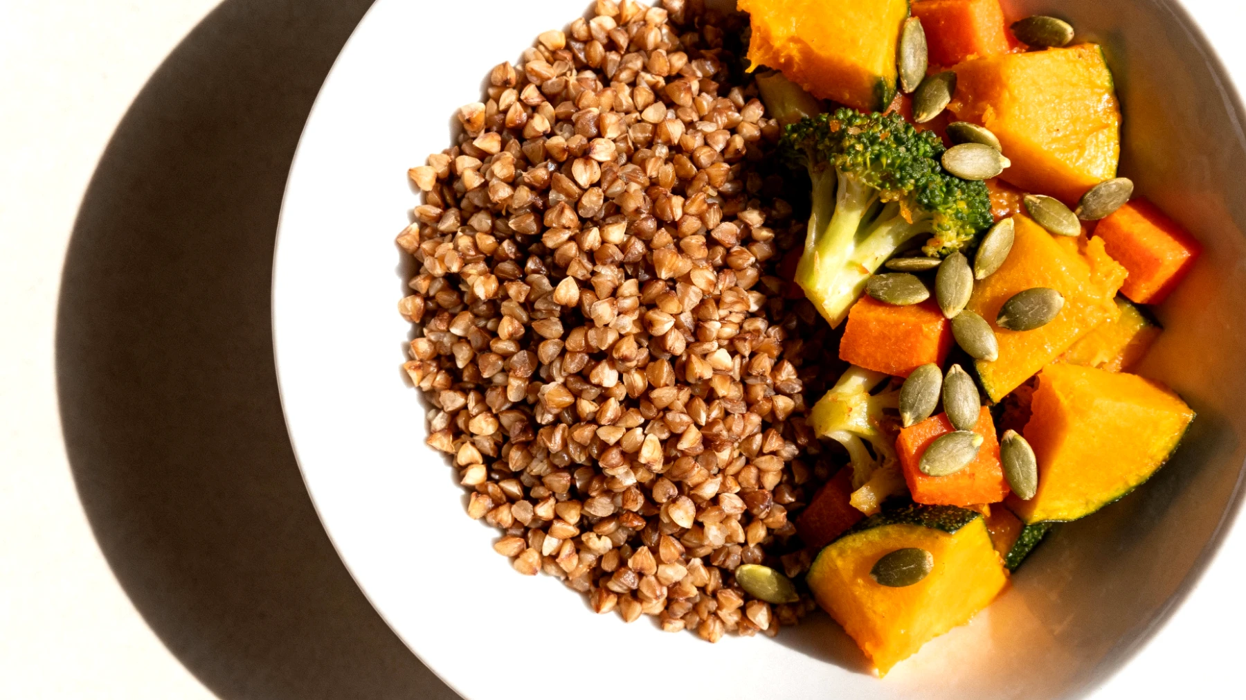 Kasha (gerösteter Buchweizen) mit gedünstetem Gemüse und Kürbiskernen"