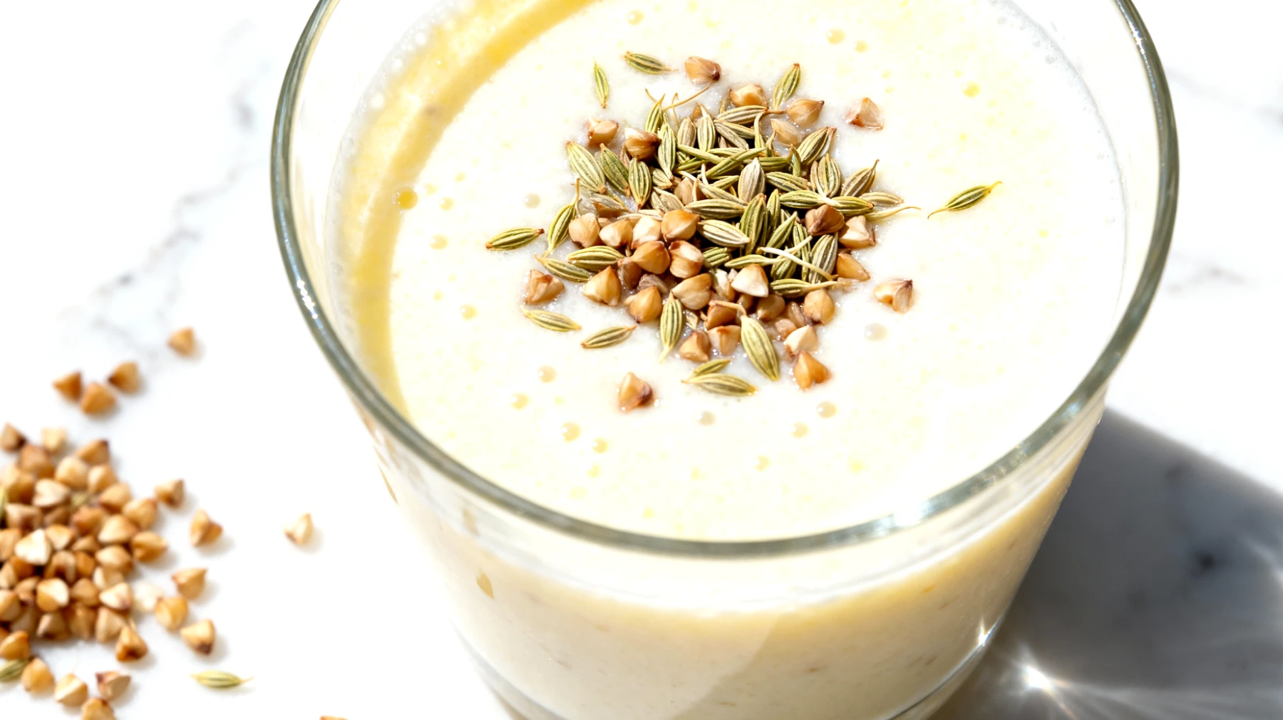 Kefir-Smoothie mit gekeimtem Buchweizen und Fenchelsamen"