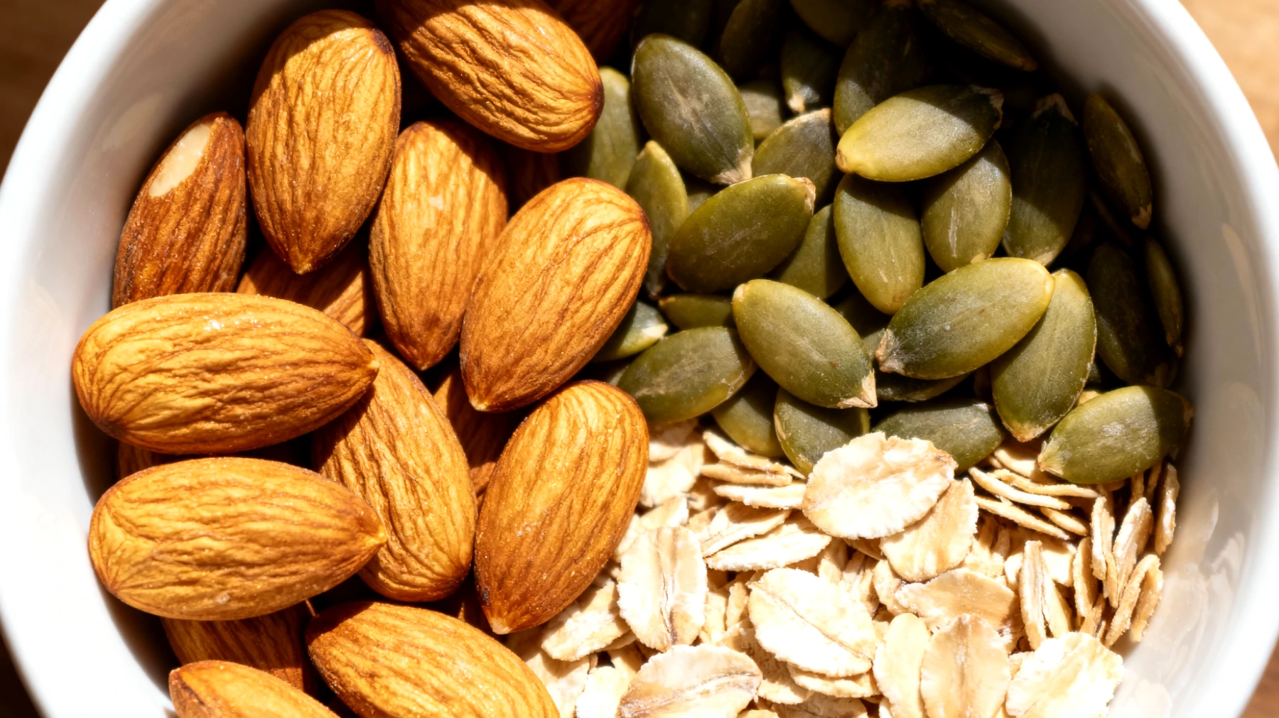 Mandorle attivate con semi di zucca e fiocchi di avena integrale"