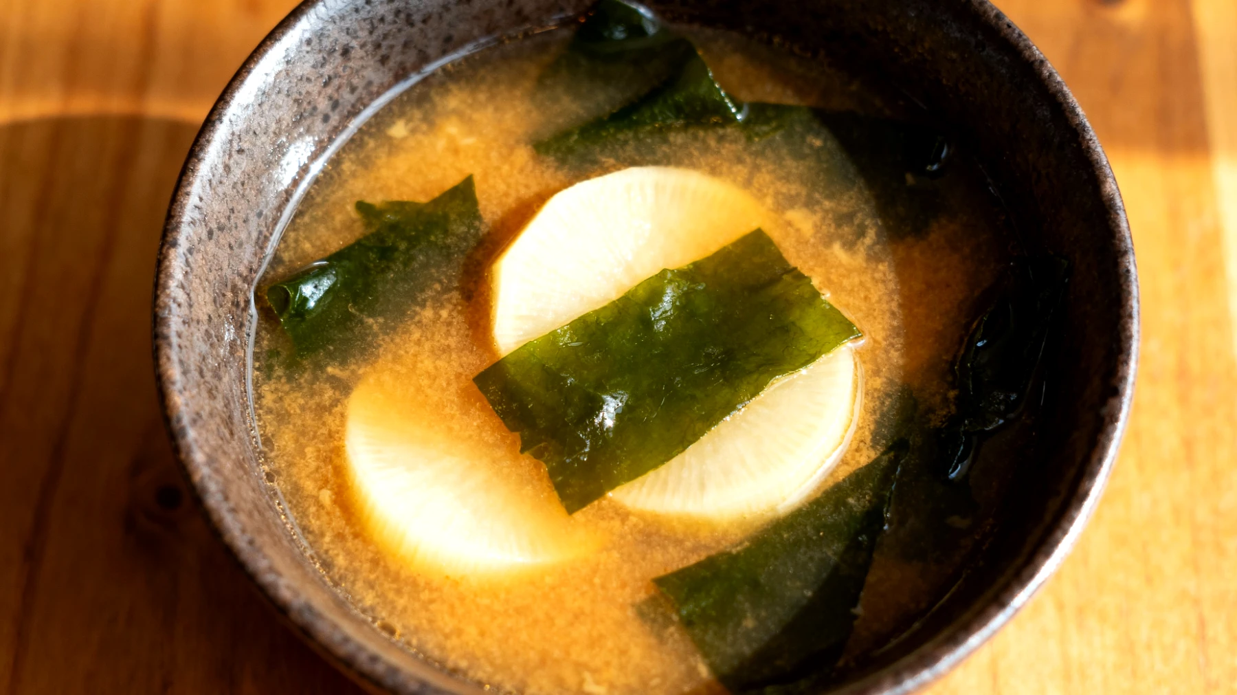 Miso-Suppe mit Seetang (Wakame) und fermentierten Rüben"