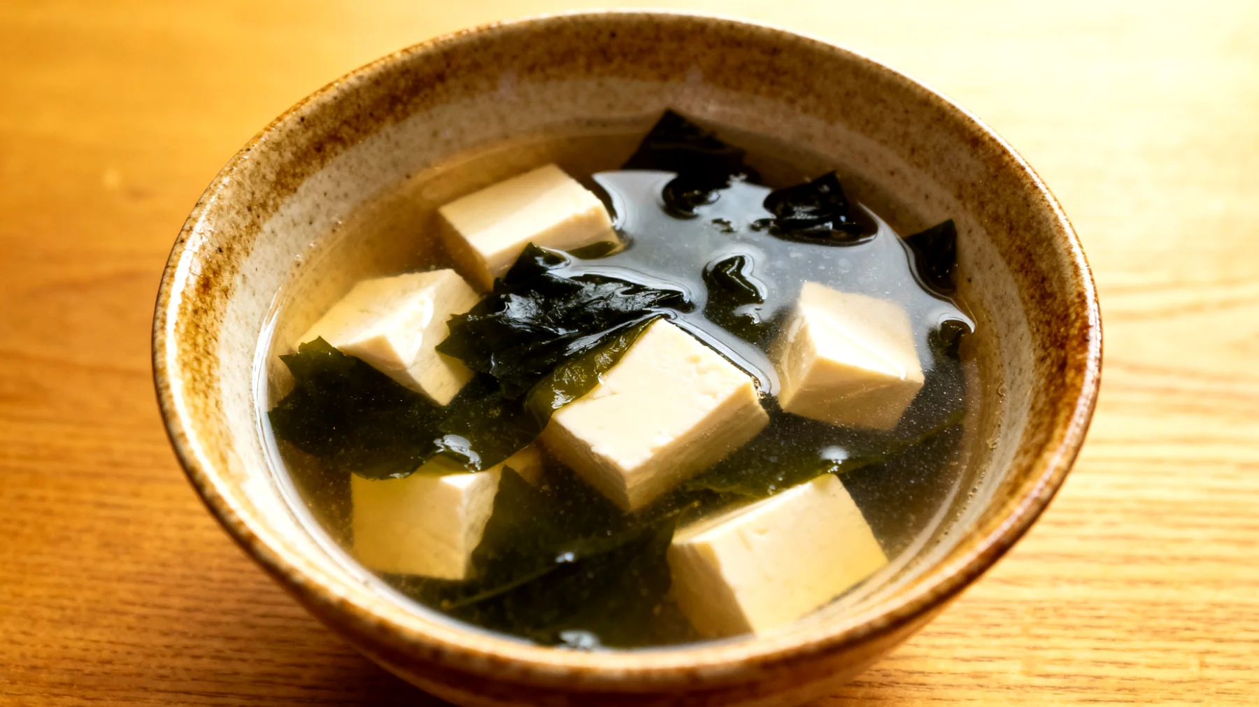 Miso-Suppe mit Wakame-Algen und Seiden-Tofu"