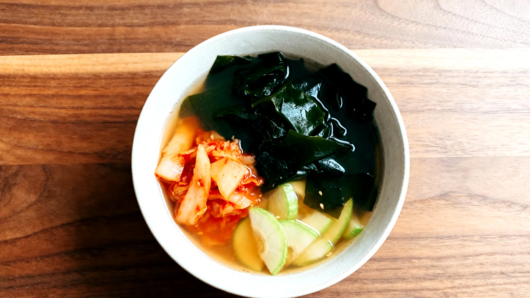 Miso-Suppe mit Wakame-Algen und fermentiertem Gemüse"