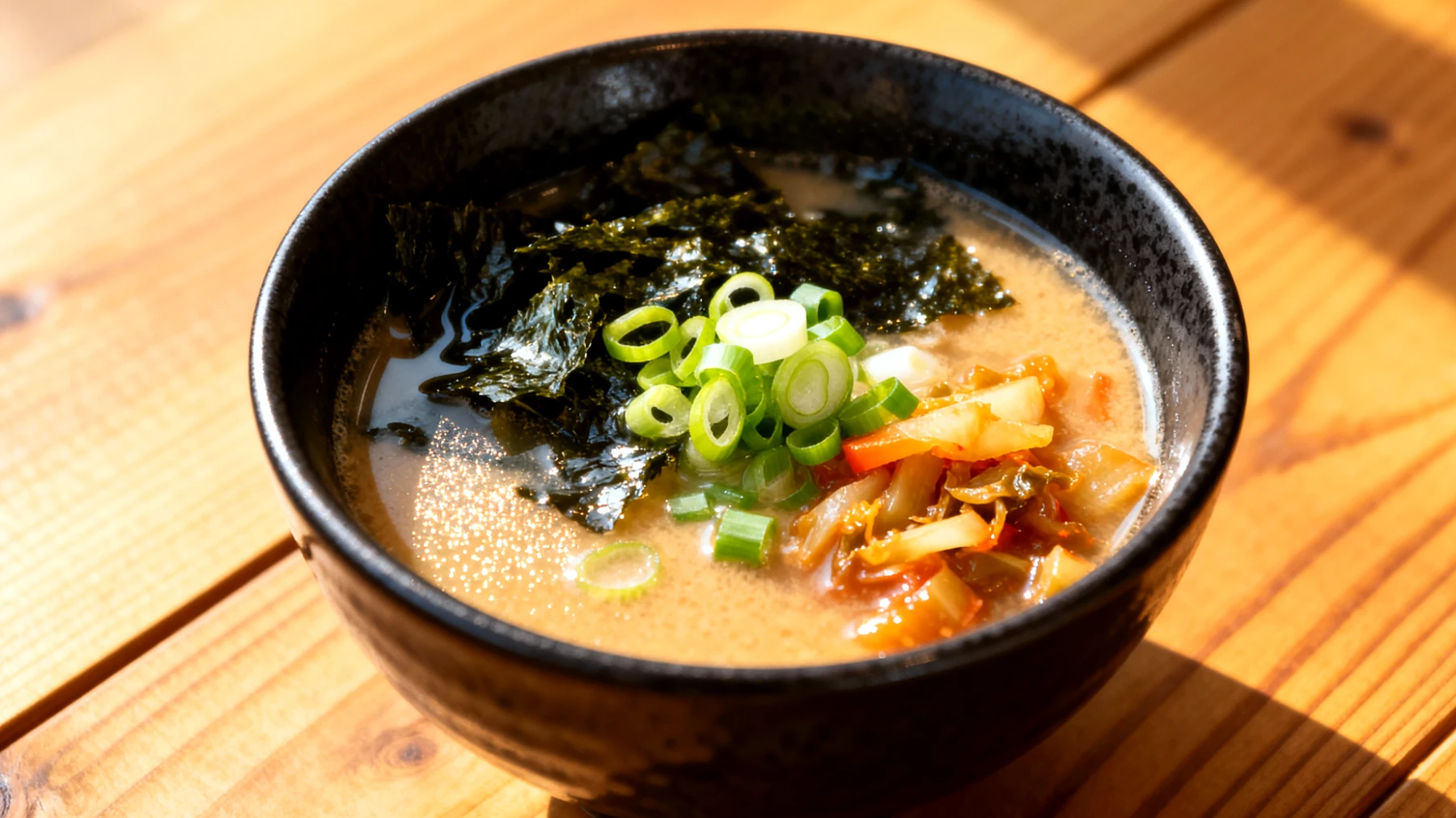 Miso-Suppe mit Wakame-Algen und fermentiertem Gemüse"