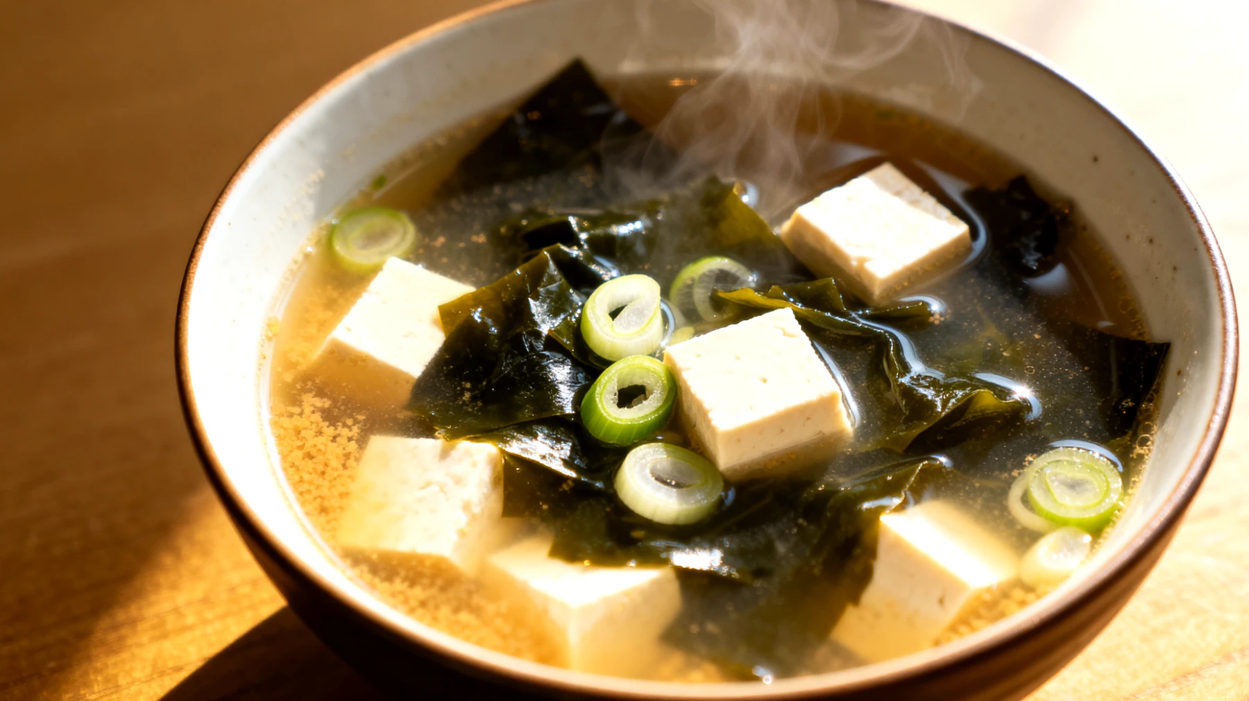Miso-Suppe mit Wakame-Algen, Seidentofu und Frühlingszwiebeln"