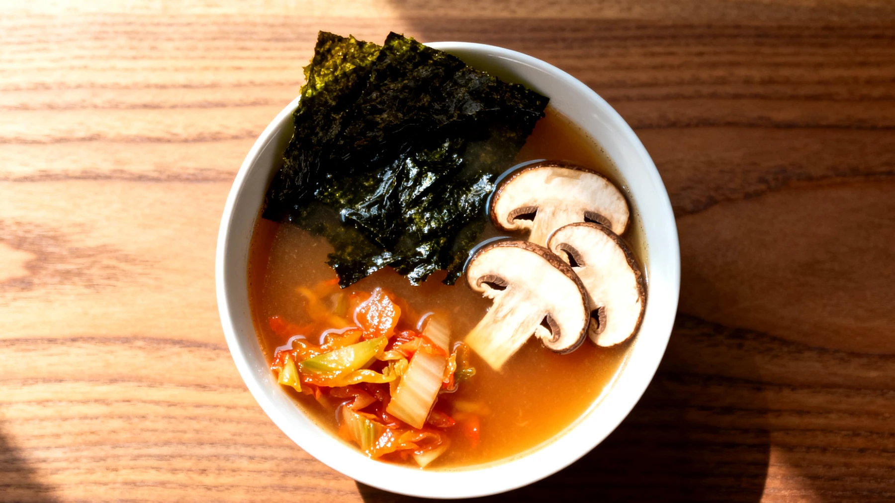 Miso-Suppe mit Wakame-Algen, Shiitake-Pilzen und fermentiertem Gemüse"
