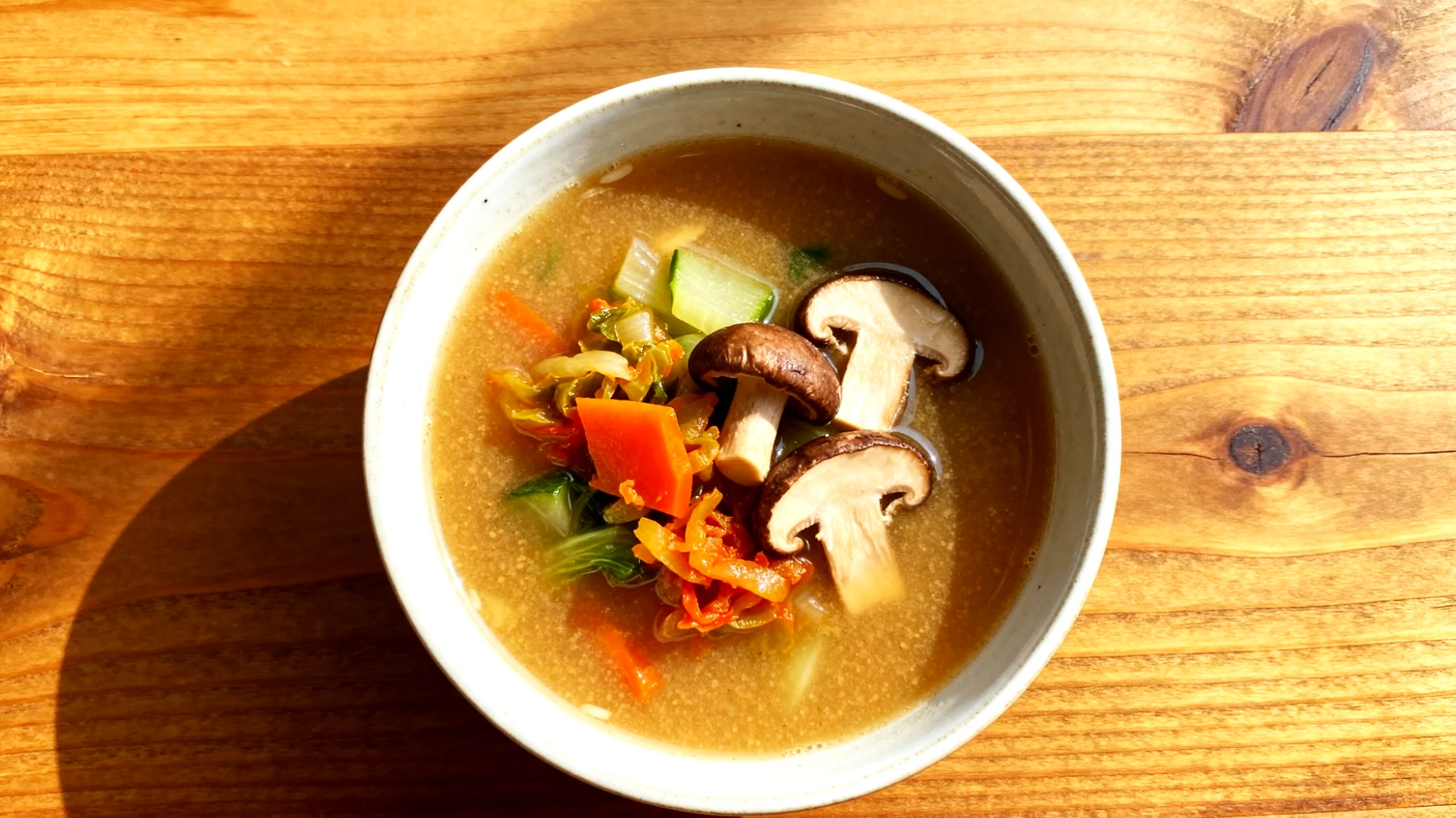 Miso-Suppe mit fermentiertem Gemüse und Shiitake-Pilzen"