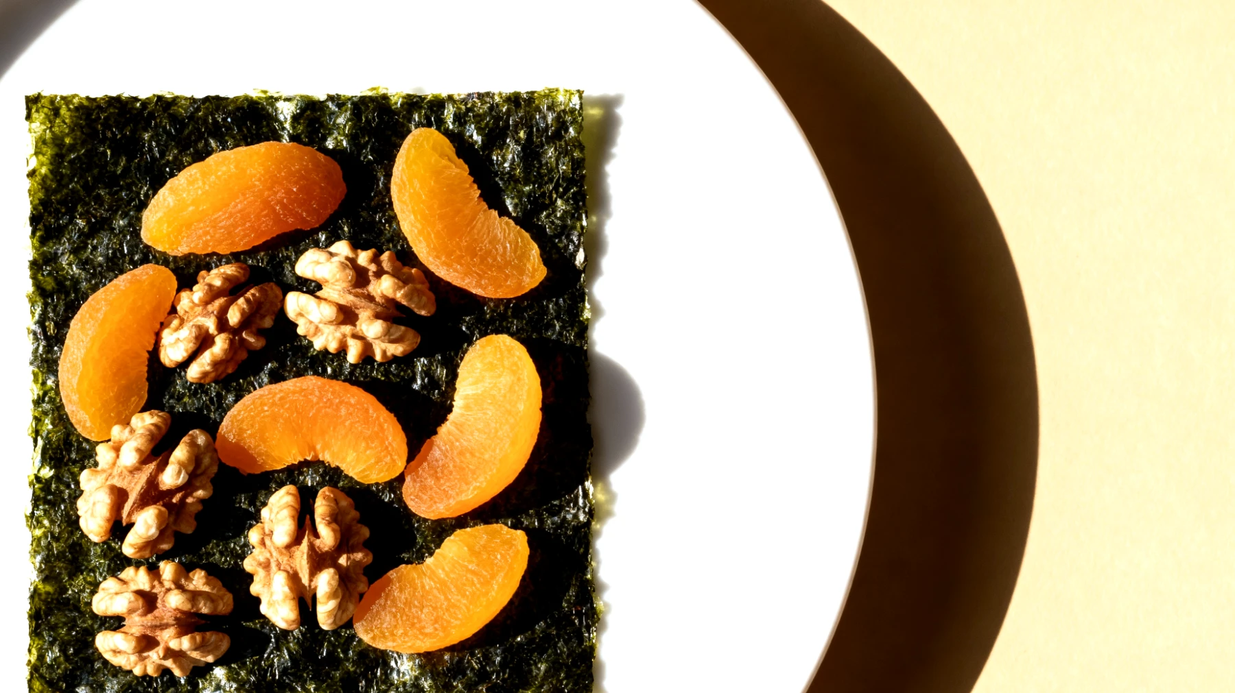 Nori-Algenblätter mit Walnüssen und Aprikosen"