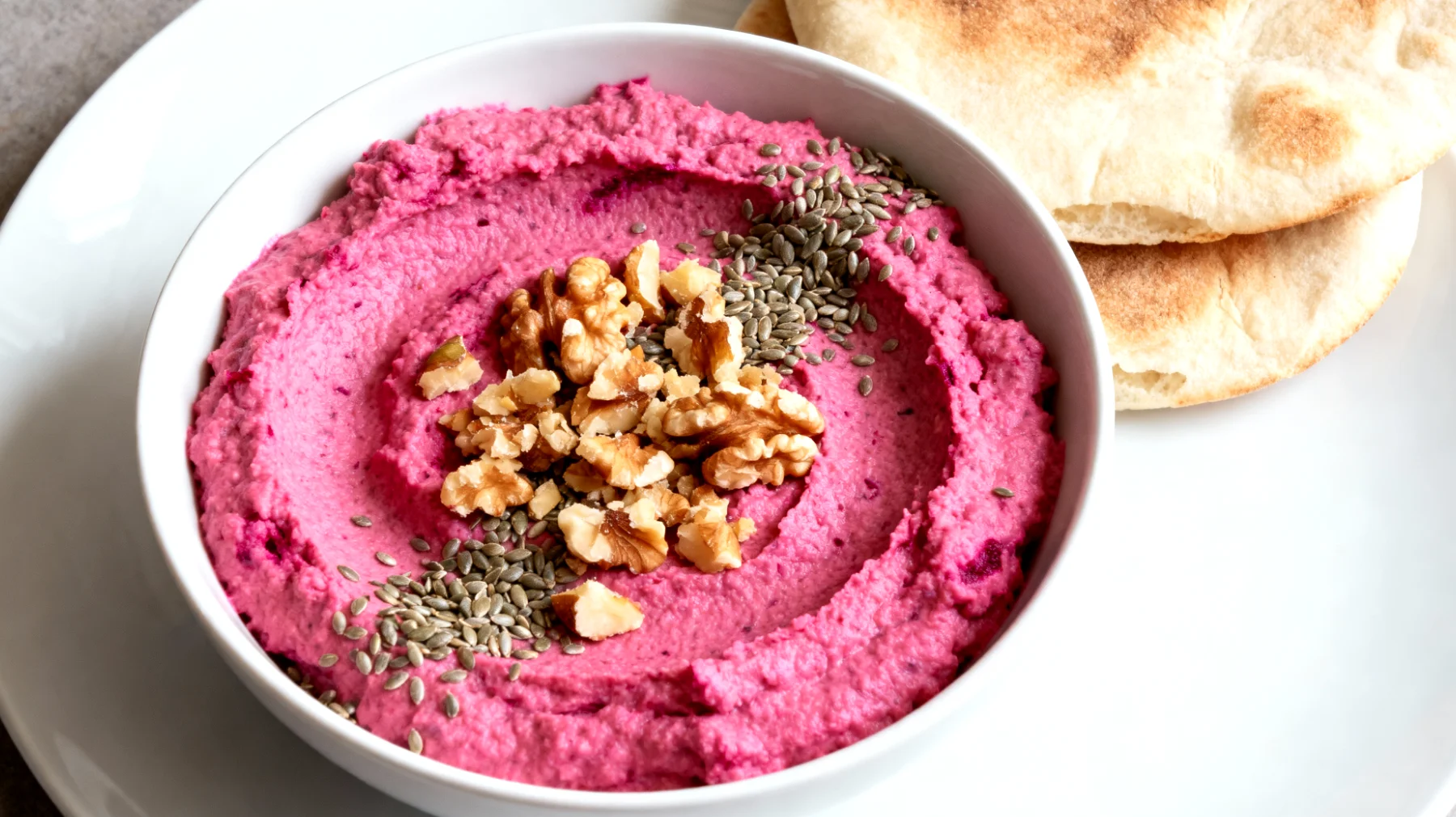 Rote-Bete-Hummus mit Walnüssen und Hanfsamen"