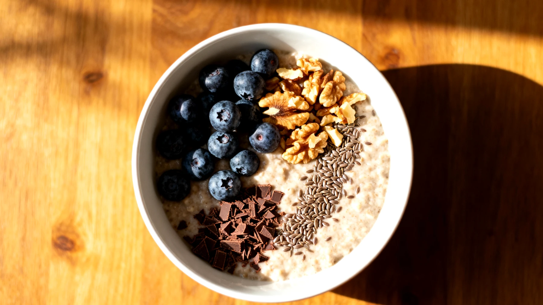 Walnuss-Leinsamen-Porridge mit Blaubeeren und Kakao-Nibs"