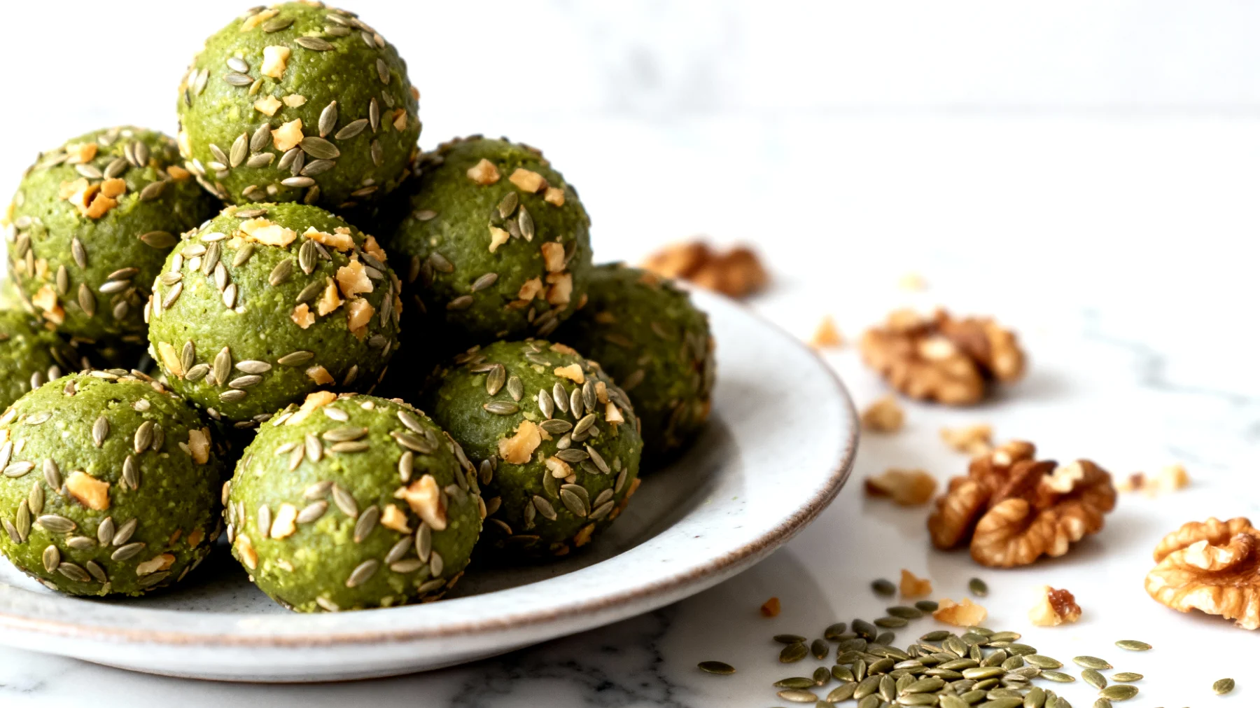 Walnuss-Matcha-Energiebällchen mit Hanfsamen"